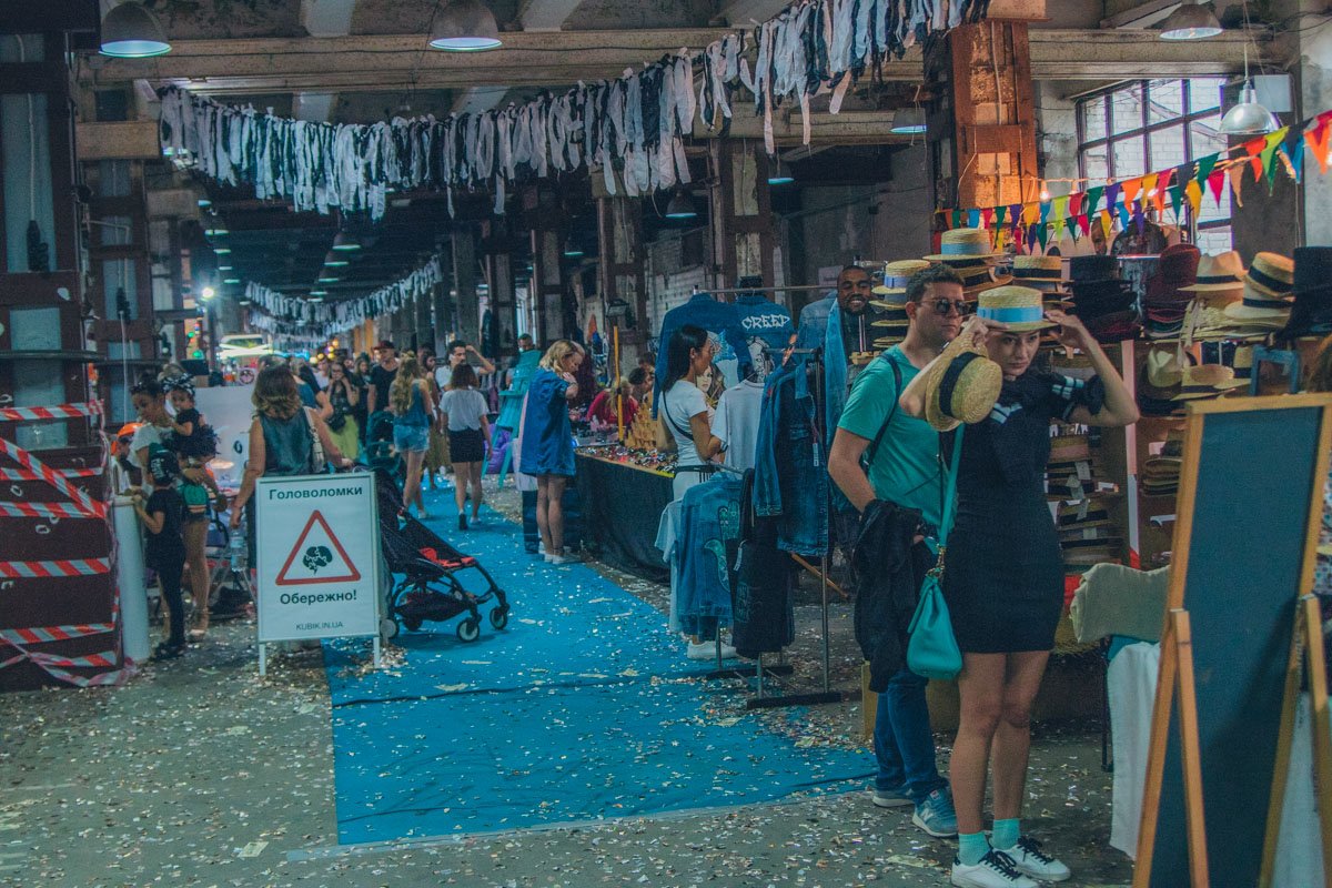 Организаторы соединили веселые гулянья в стиле хип-хоп и благотворительную барахолку Организаторы соединили веселые гулянья в стиле хип-хоп и благотворительную барахолку