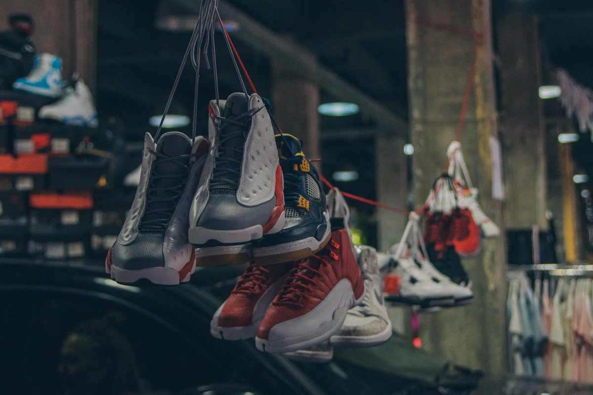 Продавцы на барахолке представили крутые хип-хоп вещи. Продавцы на барахолке представили крутые хип-хоп вещи.