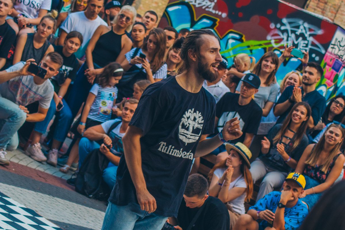 Но развлечения никто не отменял. Все ели, пили и танцевали Но развлечения никто не отменял. Все ели, пили и танцевали