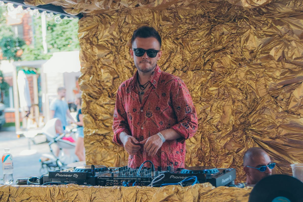 А насладиться атмосферой помогали хиты популярных диджеев А насладиться атмосферой помогали хиты популярных диджеев