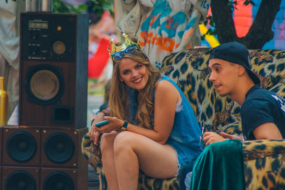 А вот и королева пожаловала!