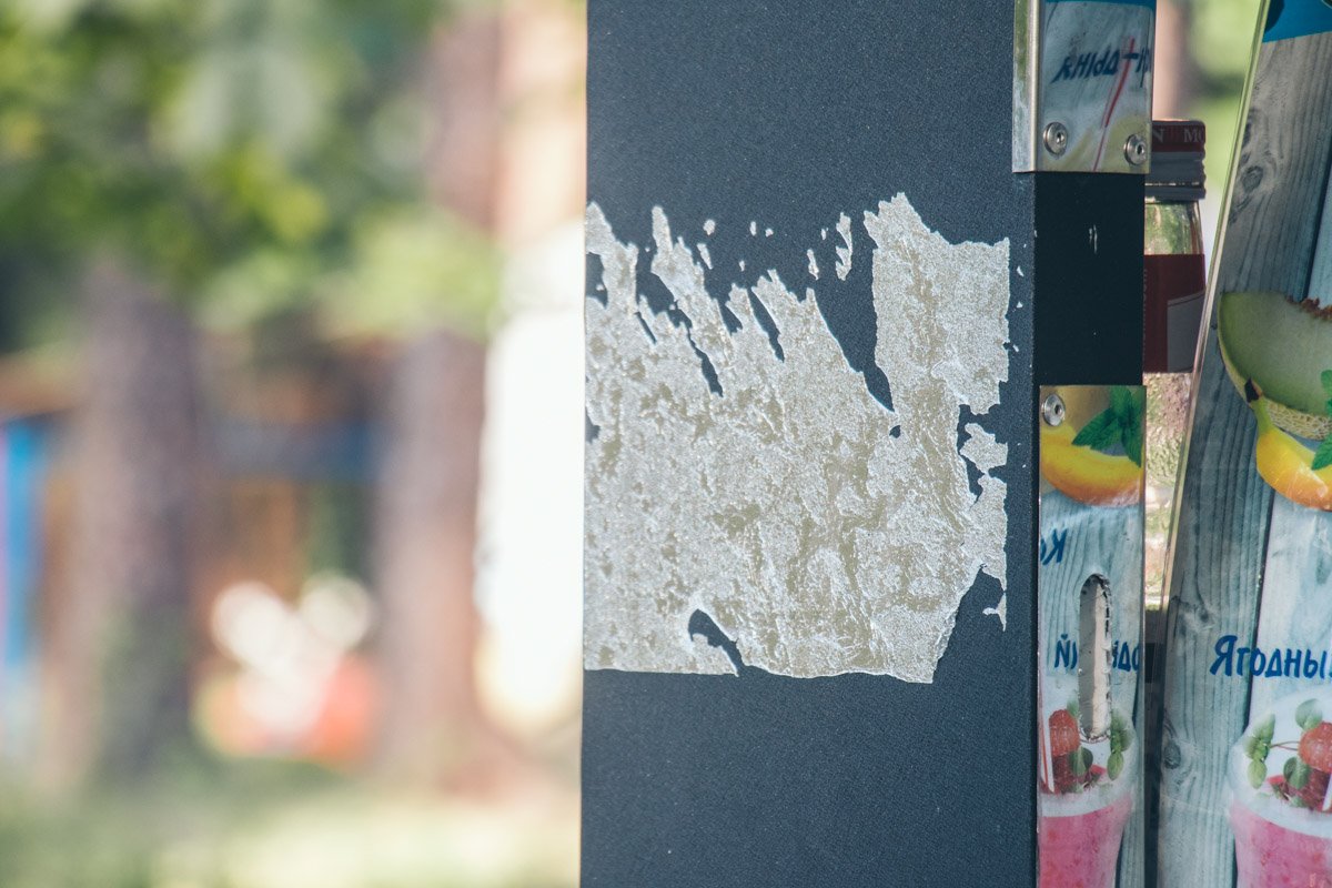 Не на камеру владельцы специальной отметки признались, что, скорее всего, это конкуренты сорвали голограмму на некоторых палатках продажи Не на камеру владельцы специальной отметки признались, что, скорее всего, это конкуренты сорвали голограмму на некоторых палатках продажи