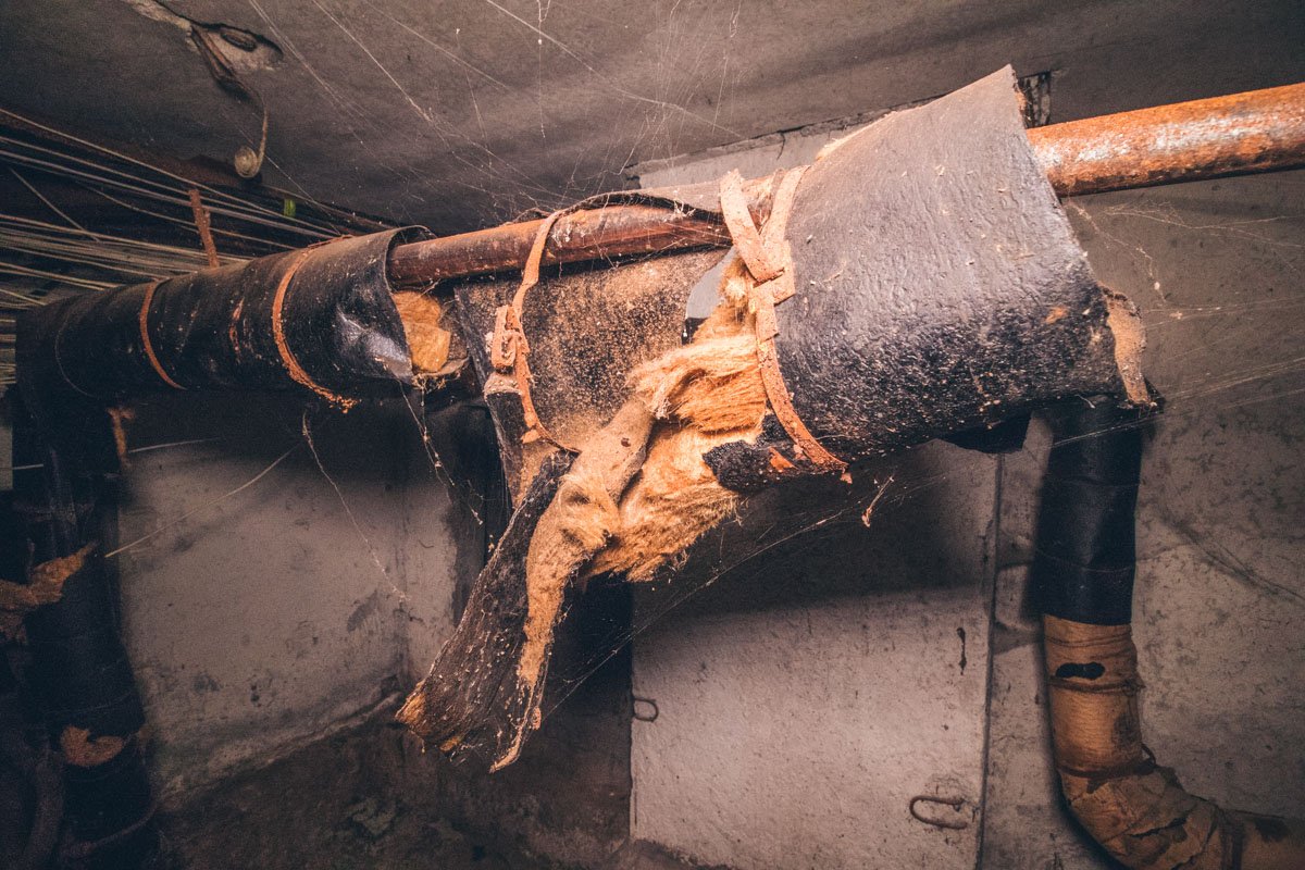 Трубы здесь тоже не в лучшем состоянии 