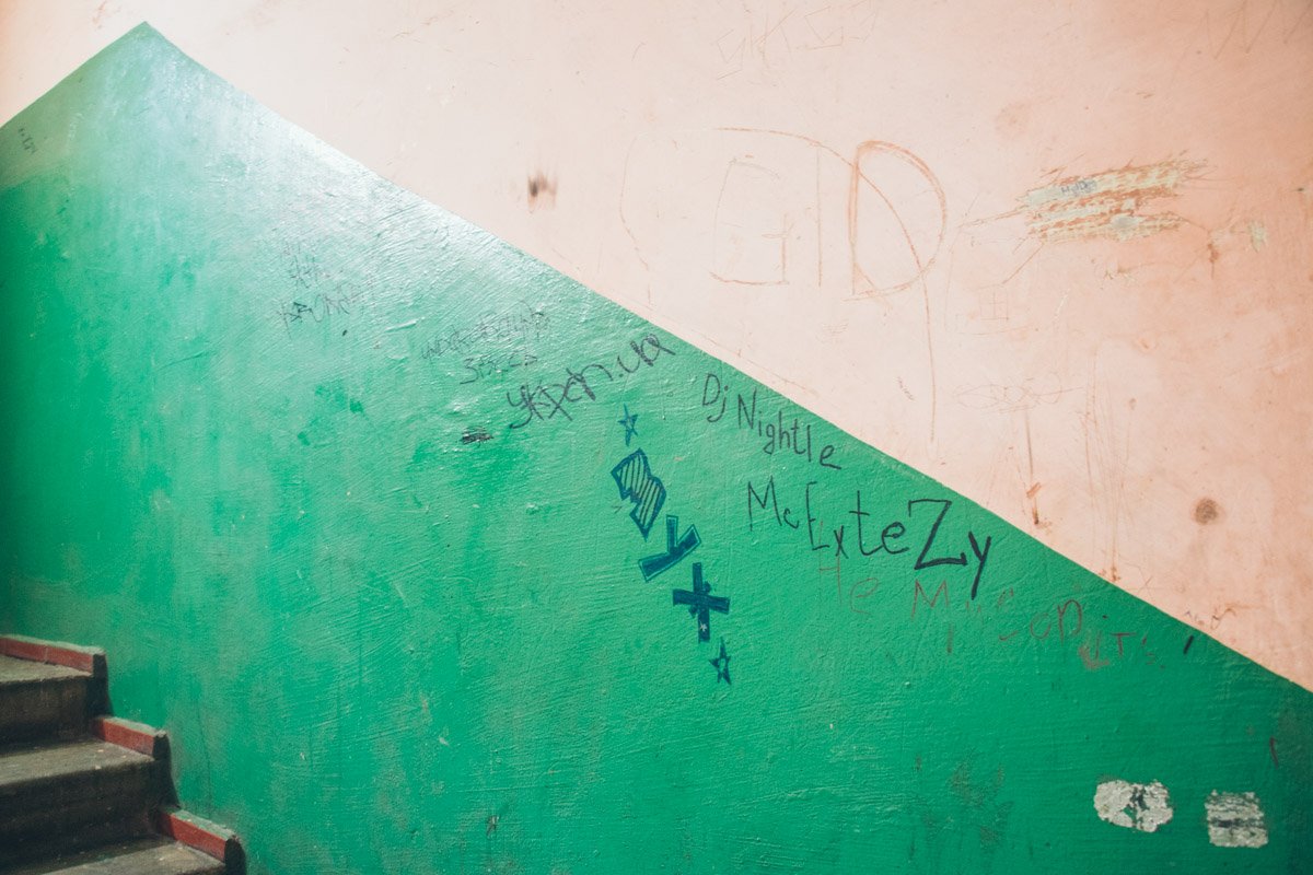 Жильцы дома жалуются на отсутствие ремонта в подъездах 