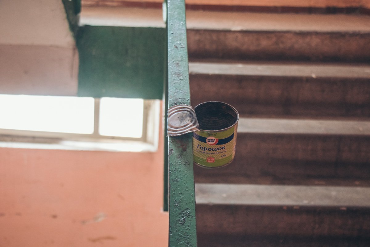 В подъезде для курящих организовали все удобства 