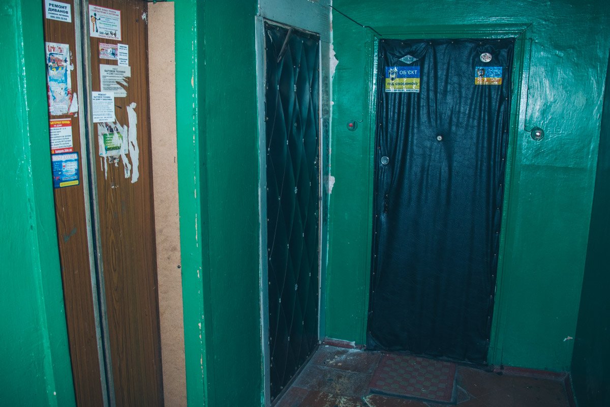 Люди ждут, что коммунальщики наведут порядок на лестничных клетках 