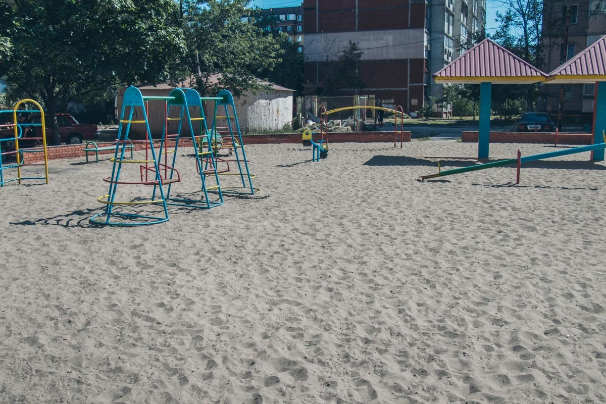 На детской площадке, по словам жильцов, песок грязный 