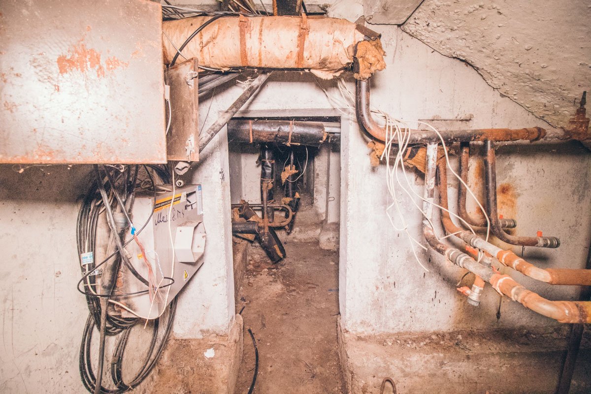 Подвал выглядит пугающе 