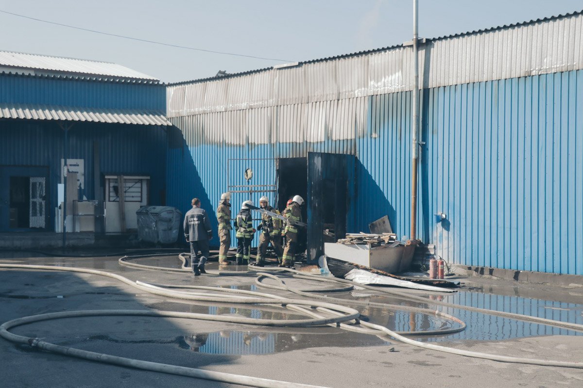 Пожар заметили сотрудники, которые утром пришли на работу Пожар заметили сотрудники, которые утром пришли на работу