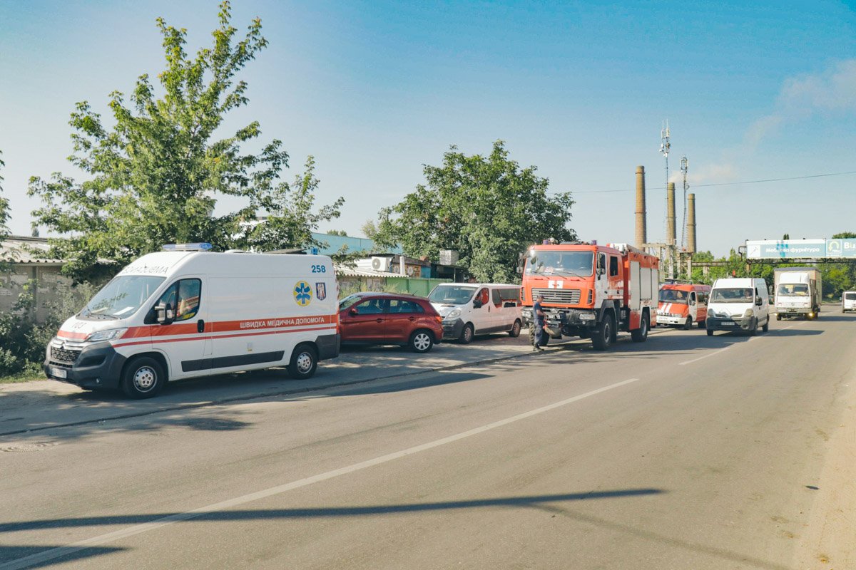 На место происшествия прибыло 6 машин специальной техники, автомобиль газодымозащитной службы и карета "скорой На место происшествия прибыло 6 машин специальной техники, автомобиль газодымозащитной службы и карета "скорой