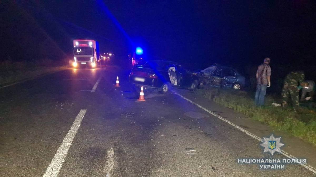 Под Киевом на трассе Борисполь - Днепр водитель Dacia Logan, совершая обгон, устроил масштабное ДТП