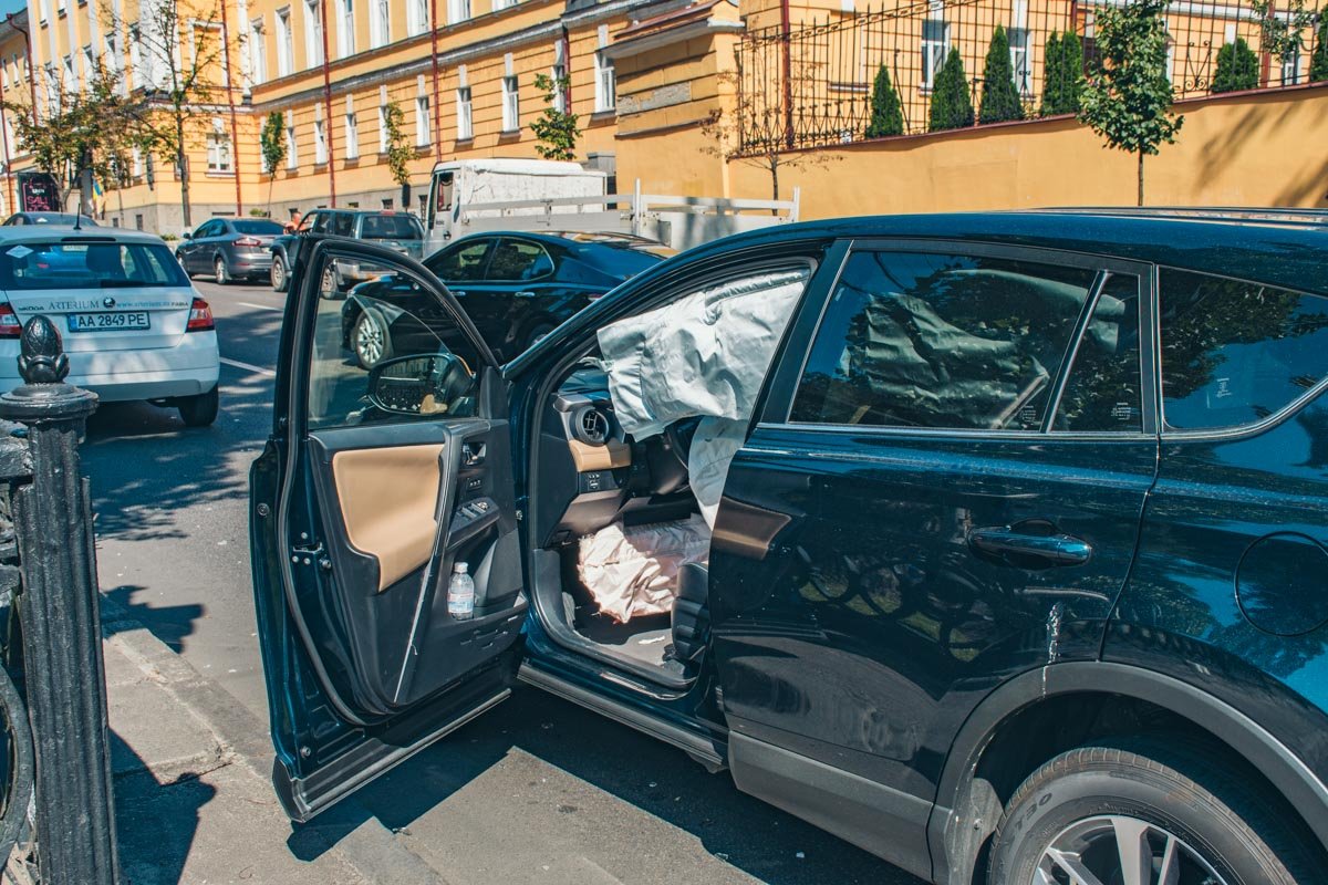 В Toyota Rav 4 сработали подушки В Toyota Rav 4 сработали подушки