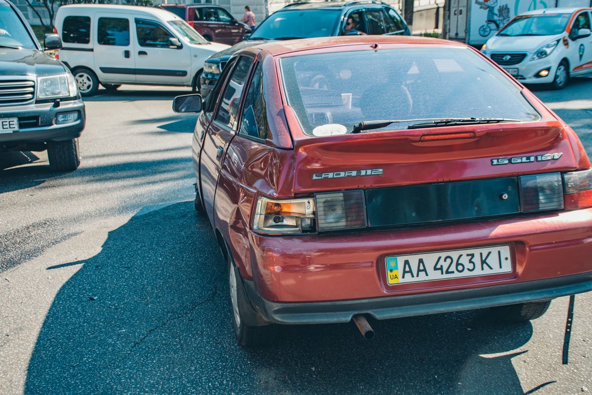 Двигался автомобиль Lada (ВАЗ 2112) по улице Терещенковской в сторону улицы Антоновича Двигался автомобиль Lada (ВАЗ 2112) по улице Терещенковской в сторону улицы Антоновича