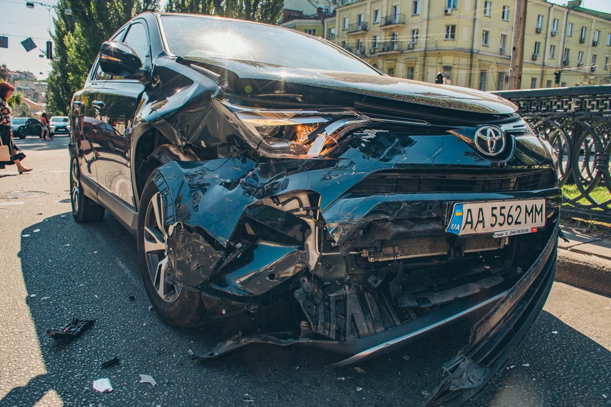 По бульвару Шевченко со стороны улицы Крещатик в среднем ряду двигалась Toyota Rav 4 По бульвару Шевченко со стороны улицы Крещатик в среднем ряду двигалась Toyota Rav 4