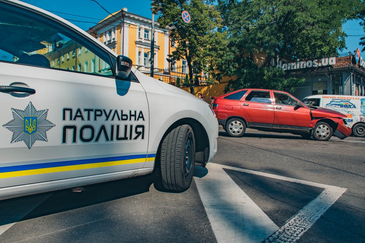 На месте работает Полиция, опрашивает свидетелей На месте работает Полиция, опрашивает свидетелей