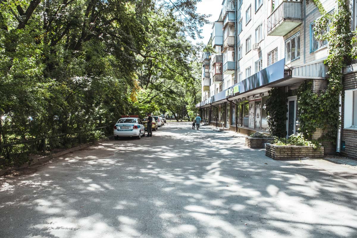 В магазинах напротив автомобиля камер видеонаблюдения нет