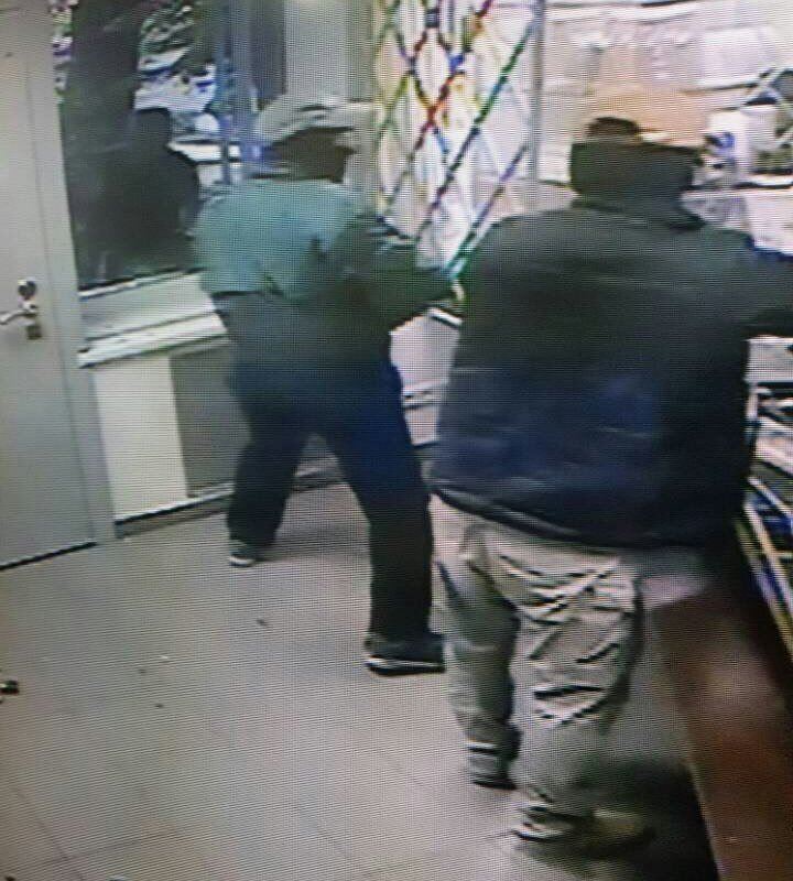 Полиция опубликовала кадры с камер в ювелирном магазине в момент совершения грабежа