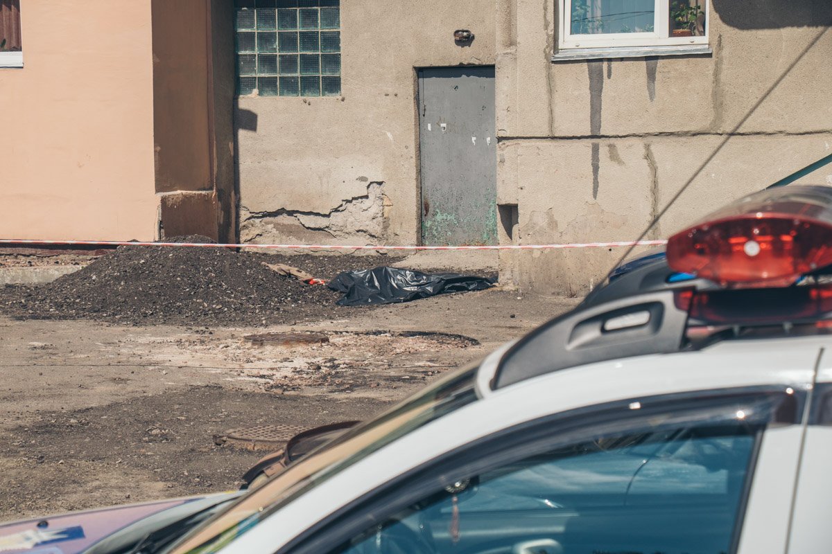 С балкона дома по адресу проспект победы, 89а выбросилась пожилая женщина