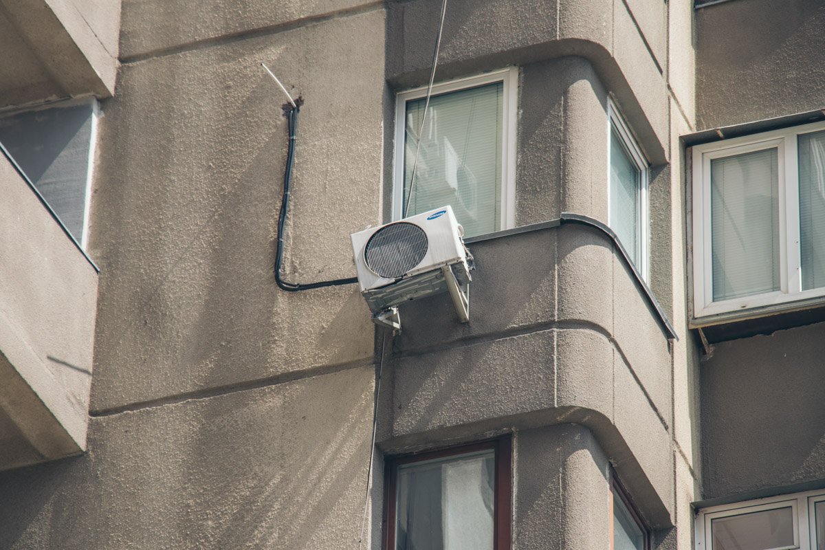 Падая пенсионерка зацепила кондиционер установленный на 6 этаже