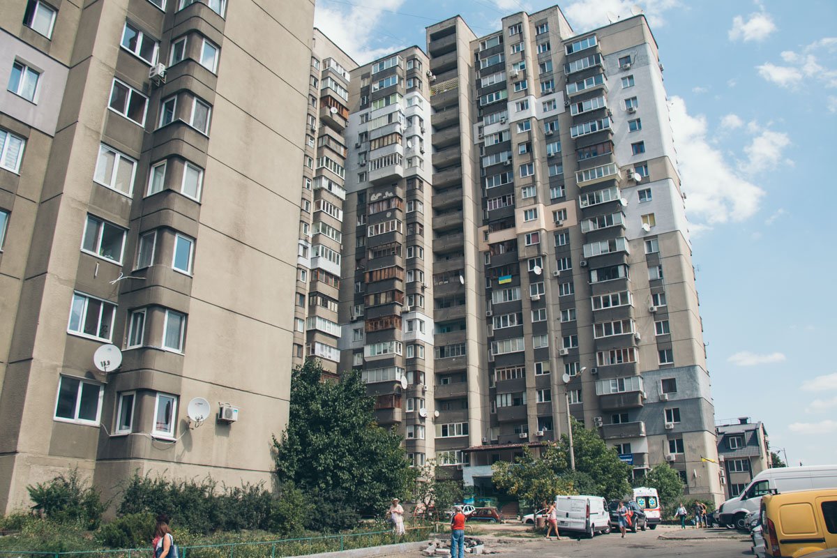 Двор дома, где произошла трагедия