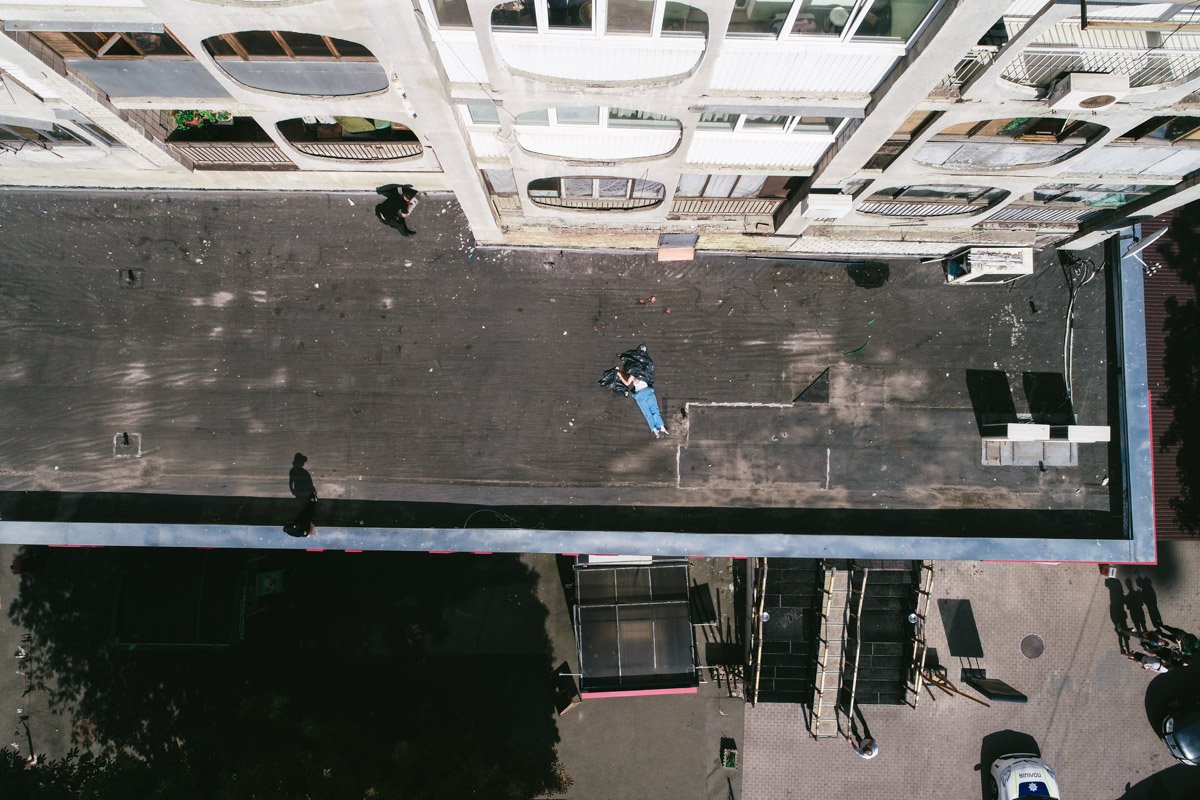 С 11 этажа дома по адресу улица Златоустовская 44/22 выбросилась молодая женщина