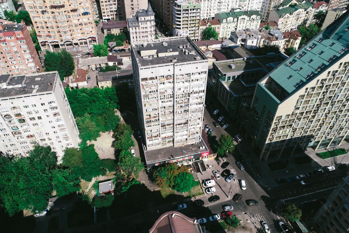 Тело упало на козырек ресторана "Тануки", который расположен на первом этаже