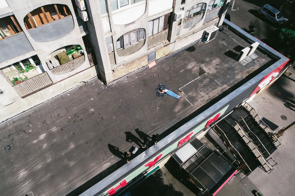 Девушка выбросилась около 14:00