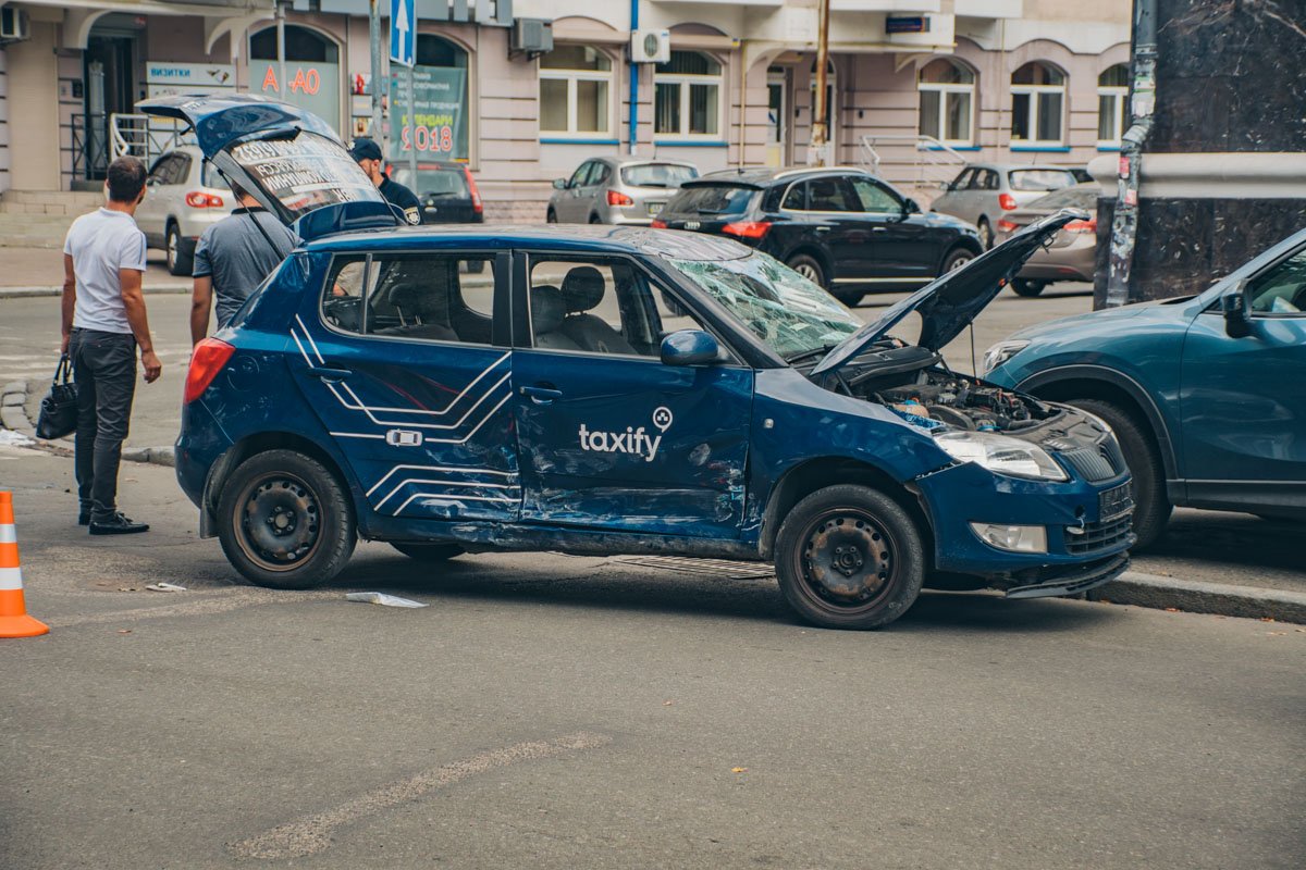 13 августа на Подоле произошло ДТП с участием Skoda Fabia и Daewoo Lanos 13 августа на Подоле произошло ДТП с участием Skoda Fabia и Daewoo Lanos