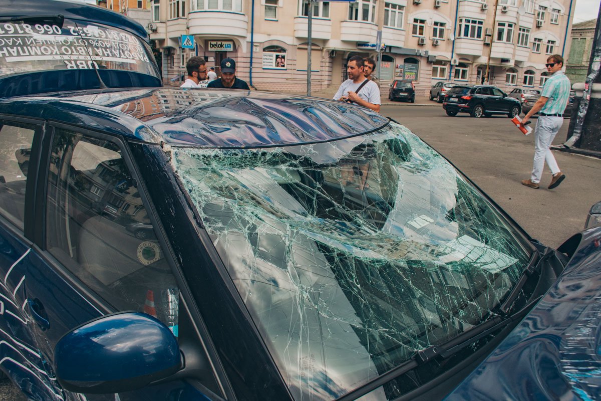 От удара автомобиль перевернулся на крышу От удара автомобиль перевернулся на крышу