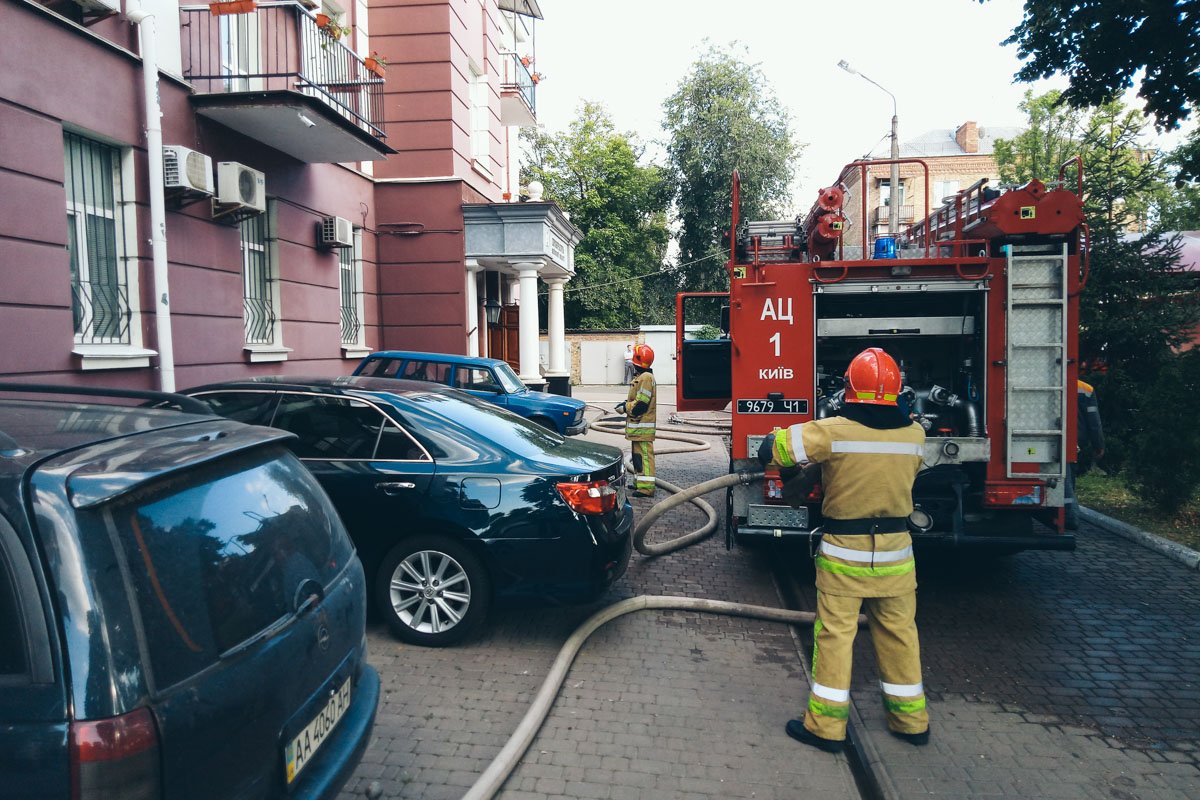 Около 17:30 огонь полностью потушили и люди начали возвращаться на свои рабочие места