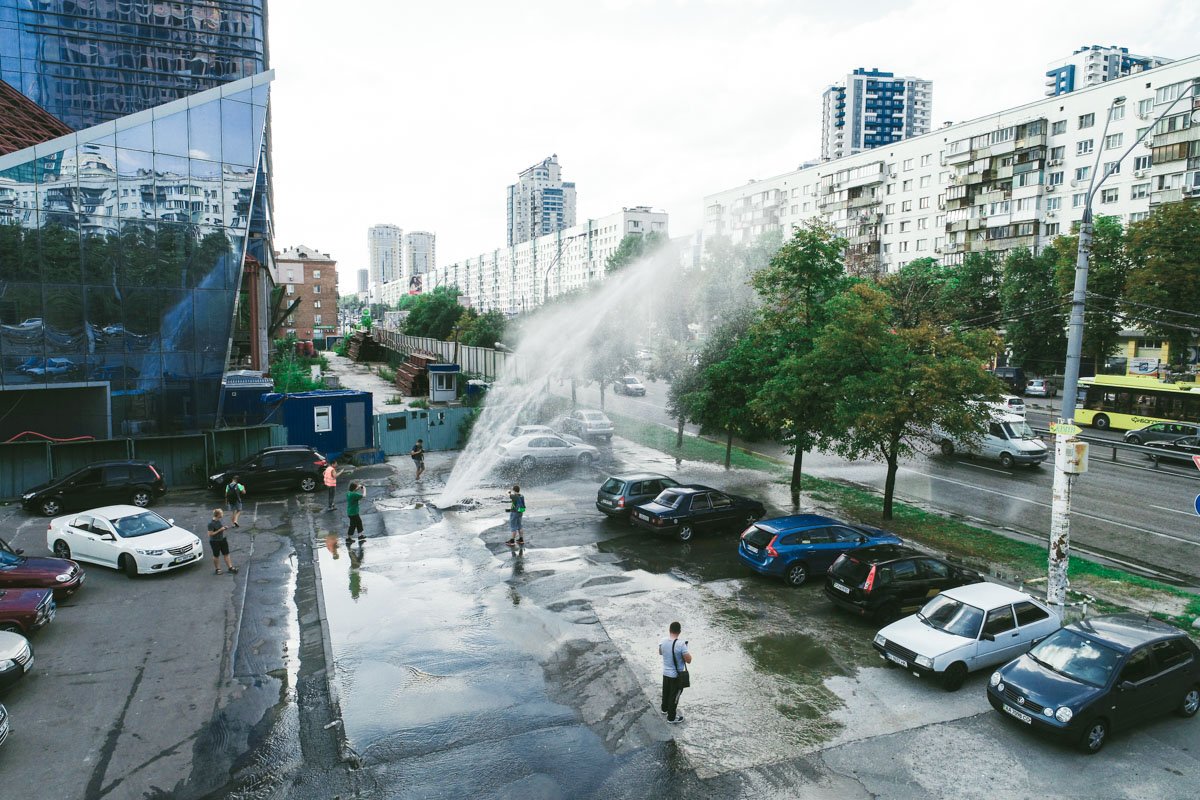 На проспекте Победы, 11 произошел крупный прорыв трубопровода На проспекте Победы, 11 произошел крупный прорыв трубопровода