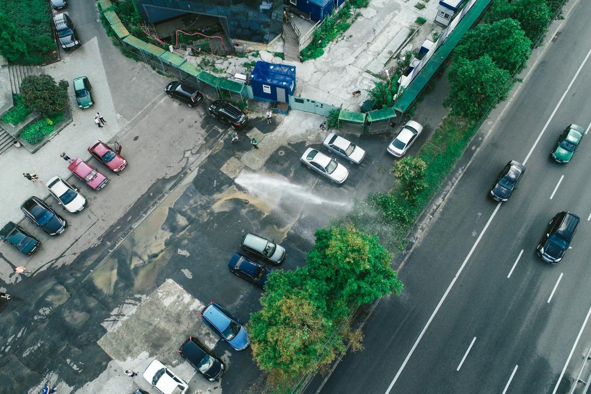 Фонтан холодной воды бил из-под земли возле Центрального ЗАГСа Фонтан холодной воды бил из-под земли возле Центрального ЗАГСа