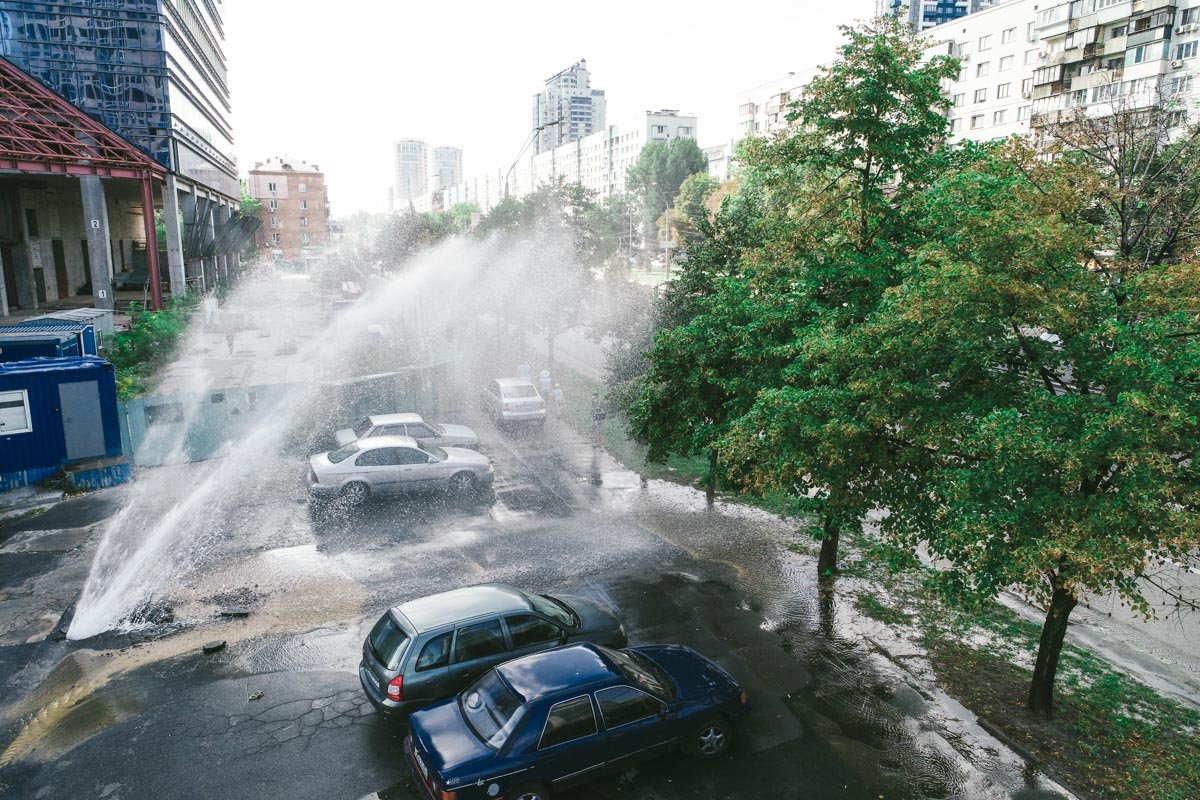 Столб воды поднимался примерно на 8-10 метров Столб воды поднимался примерно на 8-10 метров