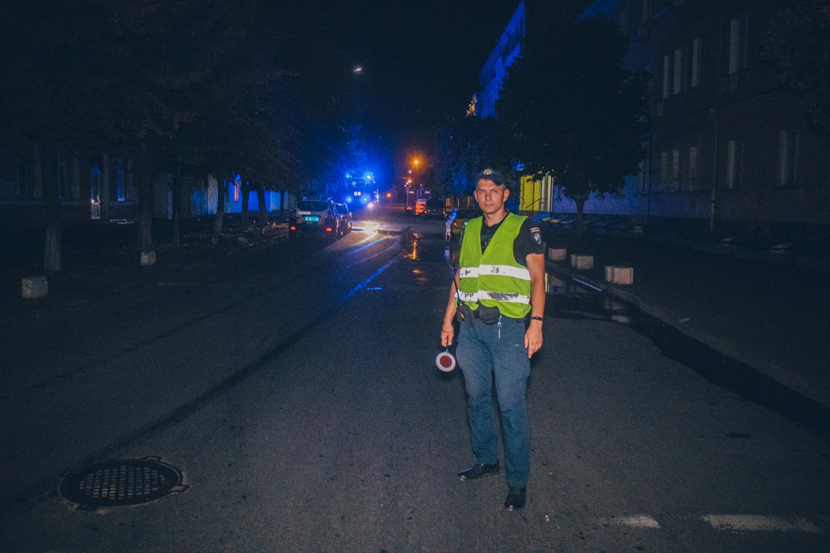 На время тушения, сотрудники полиции перекрыли движение транспорта на улице Волжской