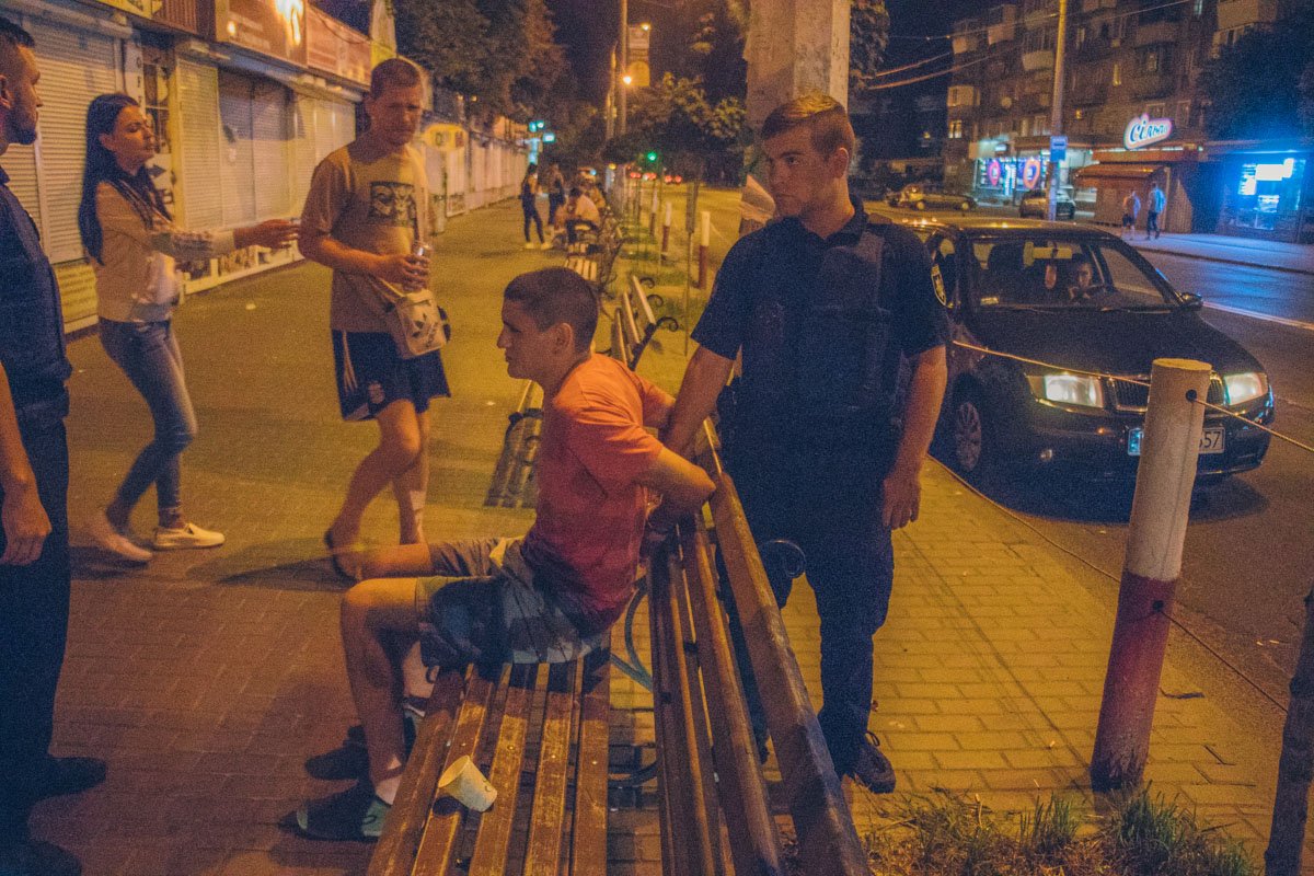 Нападавшая сторона угрожала людям ножом Нападавшая сторона угрожала людям ножом