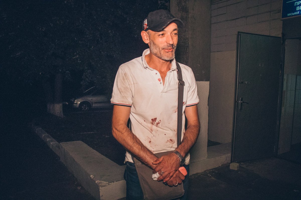 Отец Ольги, Вадим, пострадал больше, ему понадобилась помощь медиков Отец Ольги, Вадим, пострадал больше, ему понадобилась помощь медиков