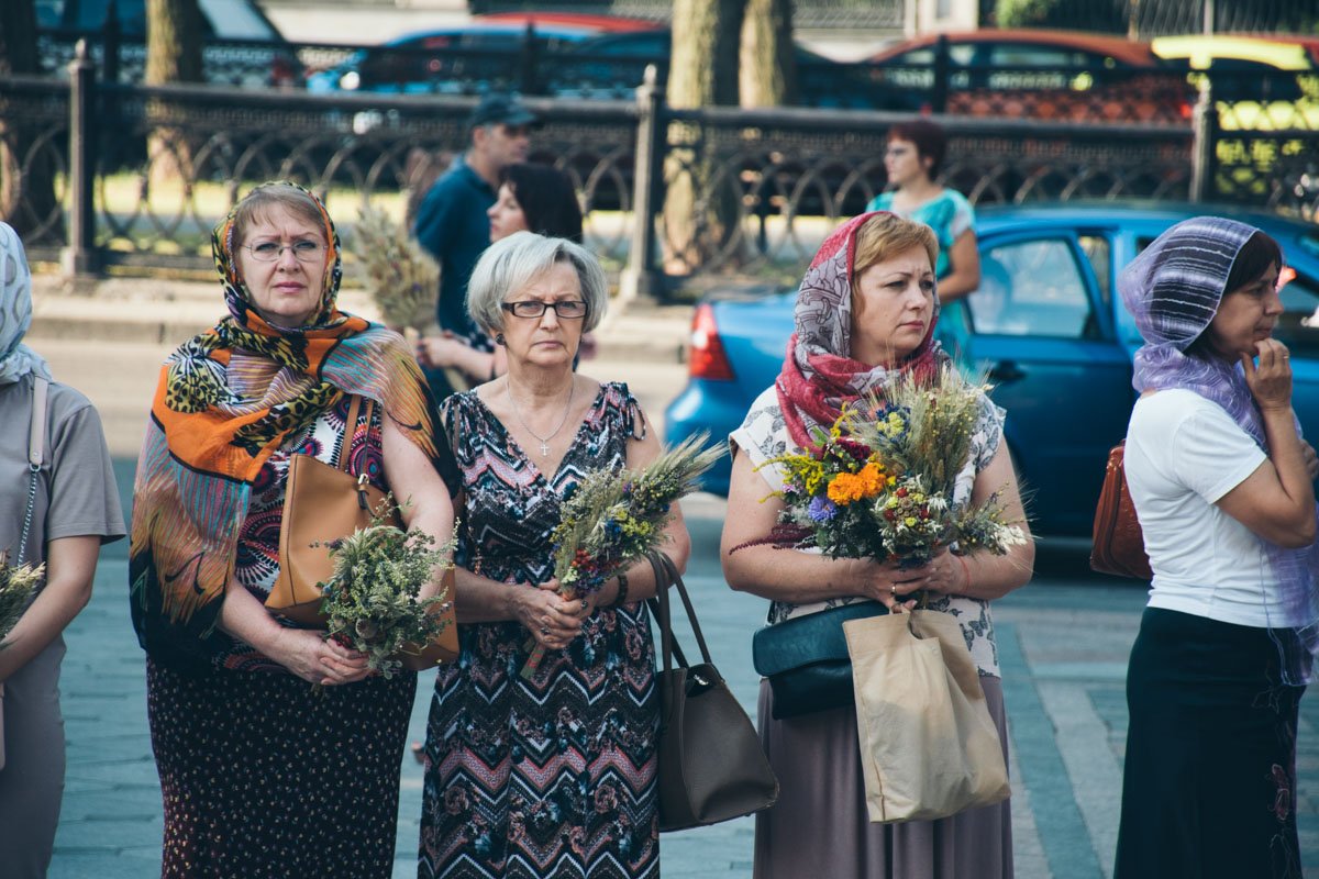 Букетики традиционно собирают из сезонных полевых трав и цветов Букетики традиционно собирают из сезонных полевых трав и цветов