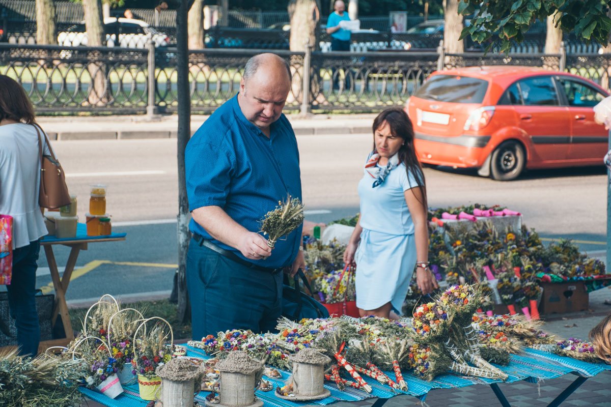 Возле каждого храма продают "маковейчики", так что зайти в церковь и освятить букет можно спонтанно Возле каждого храма продают "маковейчики", так что зайти в церковь и освятить букет можно спонтанно