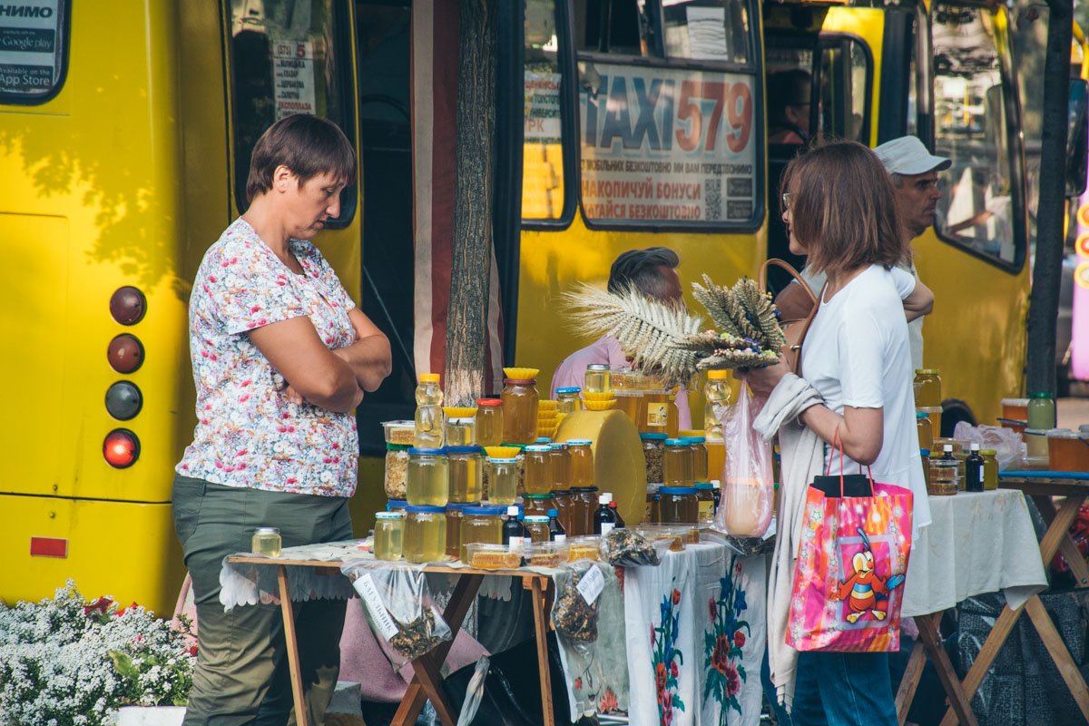 Также у храмов стоят пчеловоды и торговцы медом Также у храмов стоят пчеловоды и торговцы медом