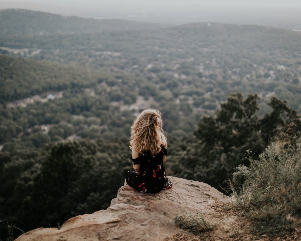 Под Харьковом девочка из-за селфи упала с обрыва Под Харьковом девочка из-за селфи упала с обрыва