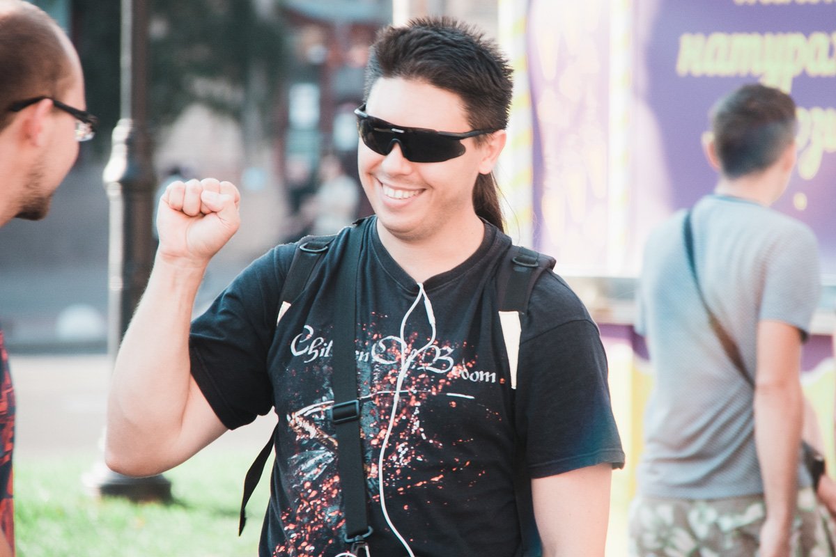 А вот и любитель жары подбадривает прохожих А вот и любитель жары подбадривает прохожих