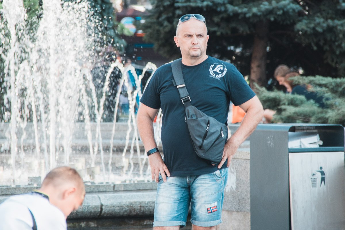 Возле фонтанов не так жарко Возле фонтанов не так жарко