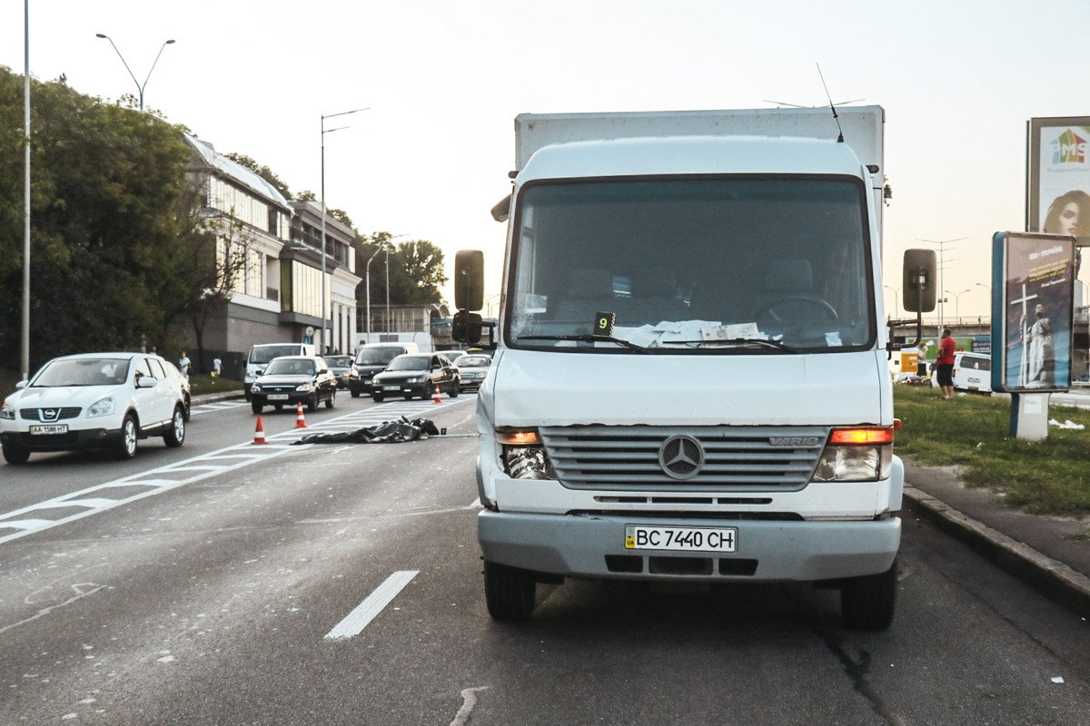 На Набережном шоссе грузовик Mercedes сбил человека На Набережном шоссе грузовик Mercedes сбил человека