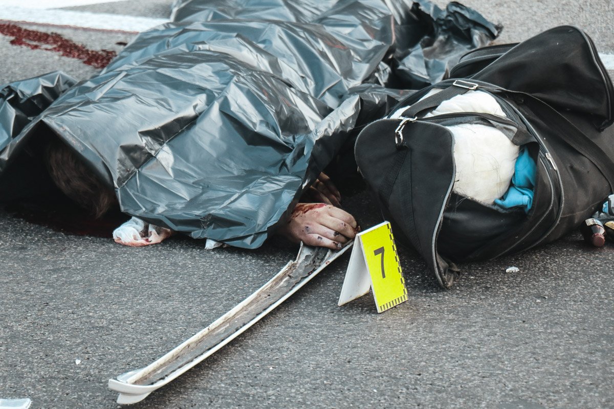 Водитель грузовика пытался оказать первую помощь, но мужчина скончался до приезда врачей Водитель грузовика пытался оказать первую помощь, но мужчина скончался до приезда врачей