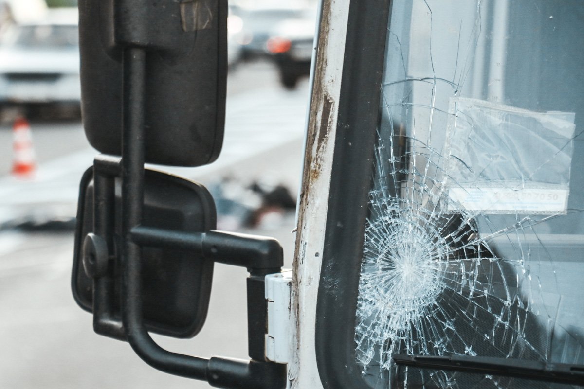 Пешеход ударился головой в стекло и стойку грузовика Пешеход ударился головой в стекло и стойку грузовика