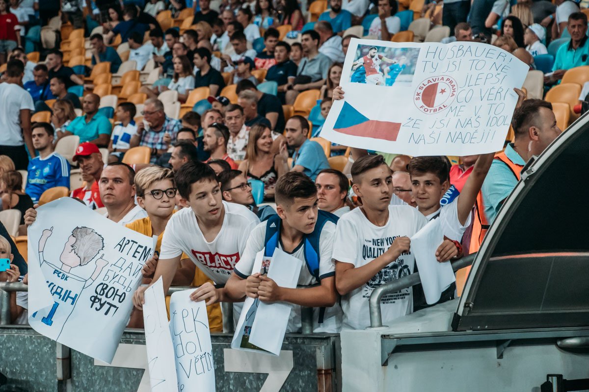 Самые верные болельщики поддерживали команды с плакатами в руках