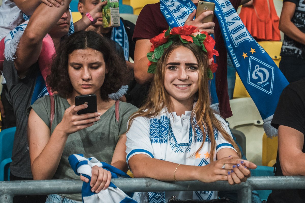 Девушки пришли поболеть за столичную команду