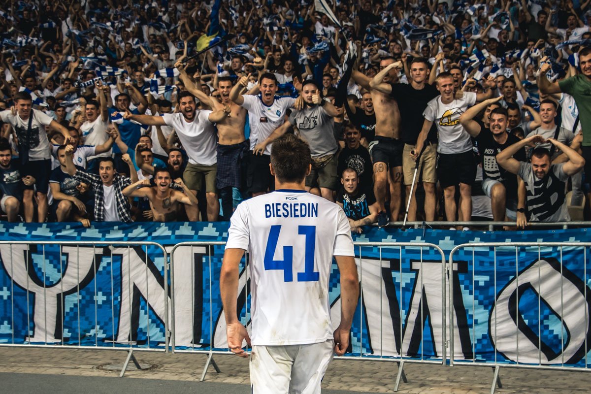 Артем Беседин бежит к трибунам праздновать забитый гол