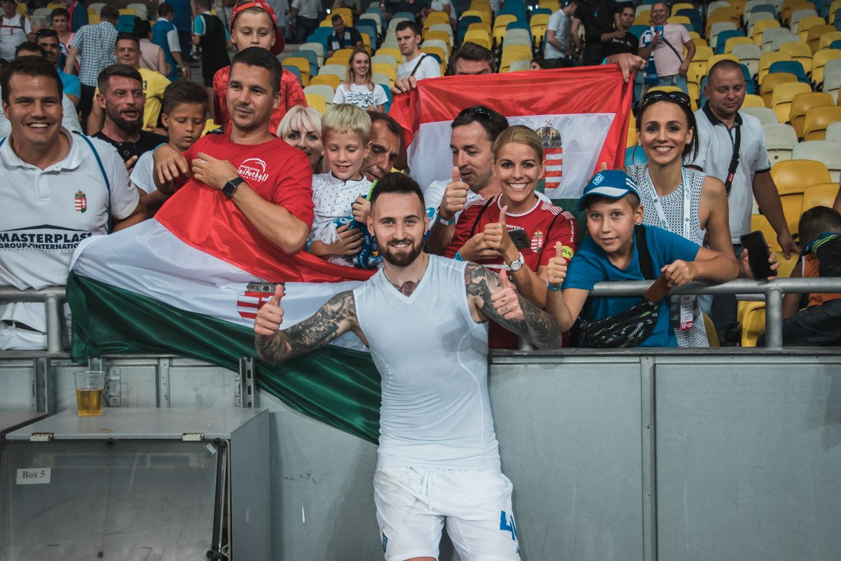 Тамаш Кадар празднует победу с венгерской диаспорой