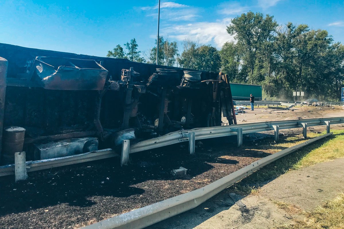 Грузовик от удара загорелся и почти полностью сгорел